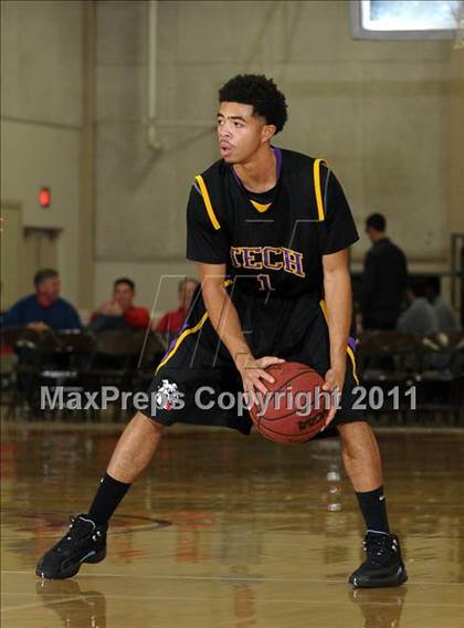 Thumbnail 2 in Oakland Tech vs. Eisenhower (Father Barry Christmas Classic) photogallery.