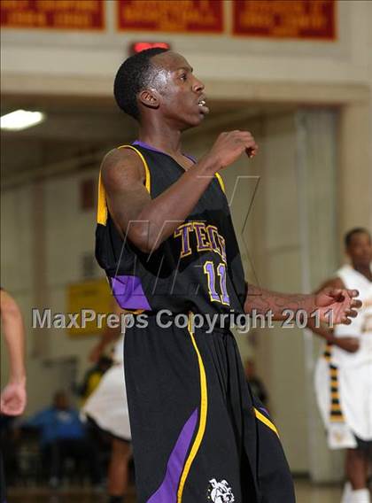 Thumbnail 2 in Oakland Tech vs. Eisenhower (Father Barry Christmas Classic) photogallery.