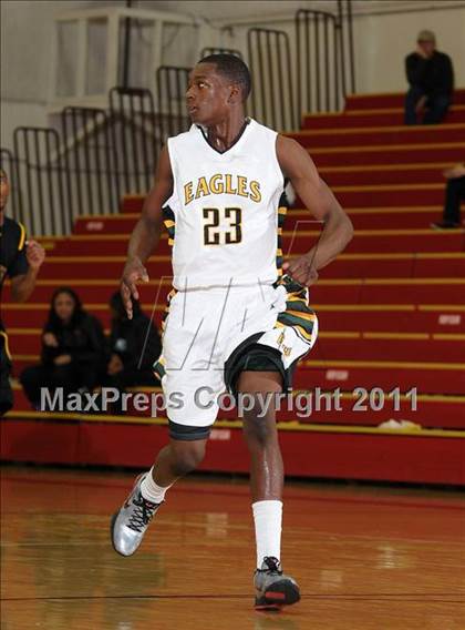 Thumbnail 2 in Oakland Tech vs. Eisenhower (Father Barry Christmas Classic) photogallery.