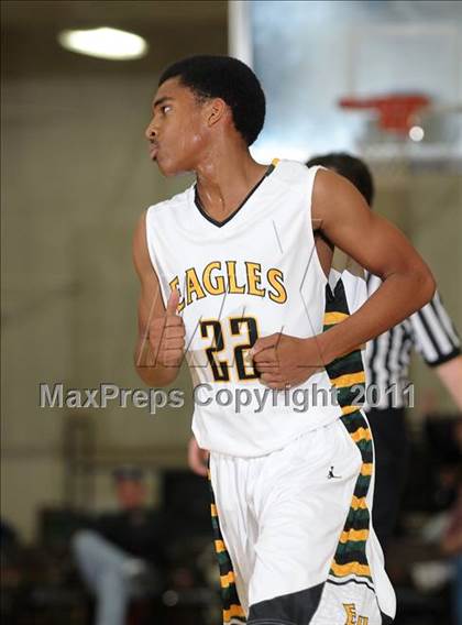 Thumbnail 1 in Oakland Tech vs. Eisenhower (Father Barry Christmas Classic) photogallery.