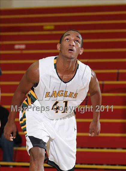 Thumbnail 1 in Oakland Tech vs. Eisenhower (Father Barry Christmas Classic) photogallery.