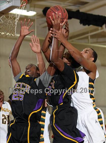 Thumbnail 3 in Oakland Tech vs. Eisenhower (Father Barry Christmas Classic) photogallery.