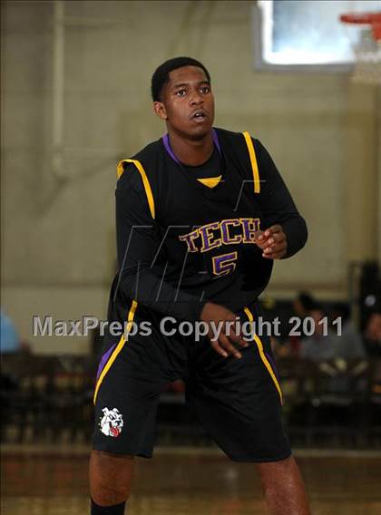 Thumbnail 2 in Oakland Tech vs. Eisenhower (Father Barry Christmas Classic) photogallery.