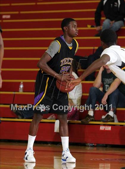 Thumbnail 2 in Oakland Tech vs. Eisenhower (Father Barry Christmas Classic) photogallery.