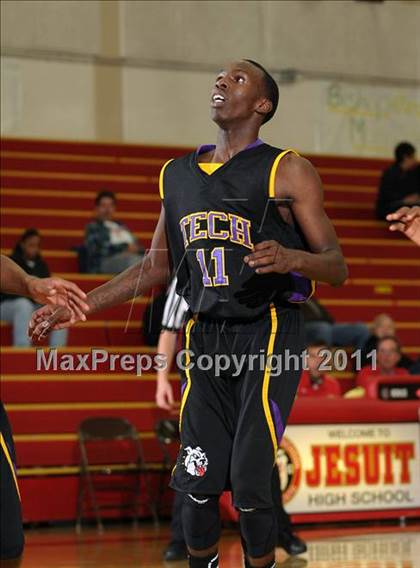 Thumbnail 2 in Oakland Tech vs. Eisenhower (Father Barry Christmas Classic) photogallery.