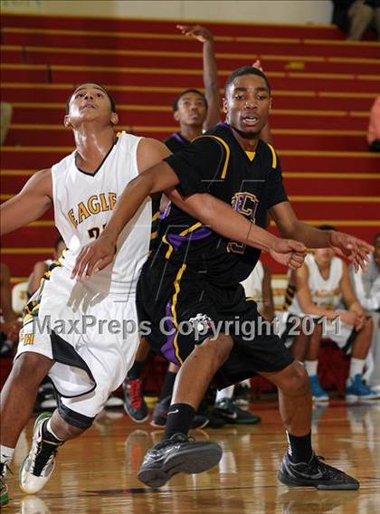 Thumbnail 2 in Oakland Tech vs. Eisenhower (Father Barry Christmas Classic) photogallery.