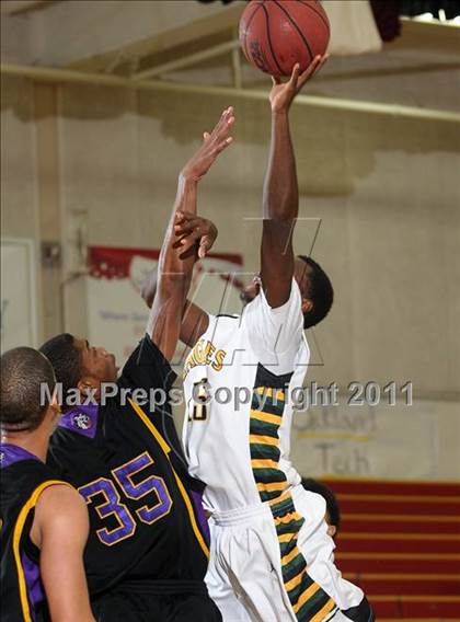 Thumbnail 2 in Oakland Tech vs. Eisenhower (Father Barry Christmas Classic) photogallery.