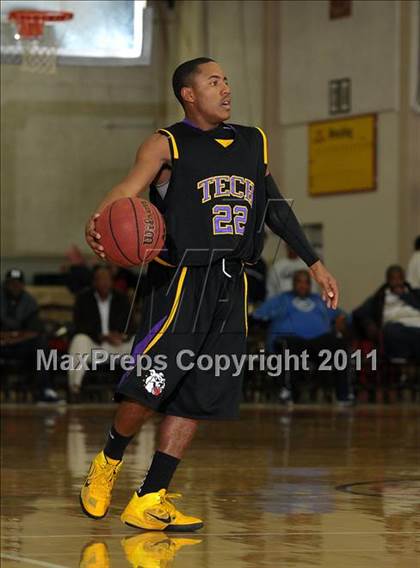 Thumbnail 1 in Oakland Tech vs. Eisenhower (Father Barry Christmas Classic) photogallery.