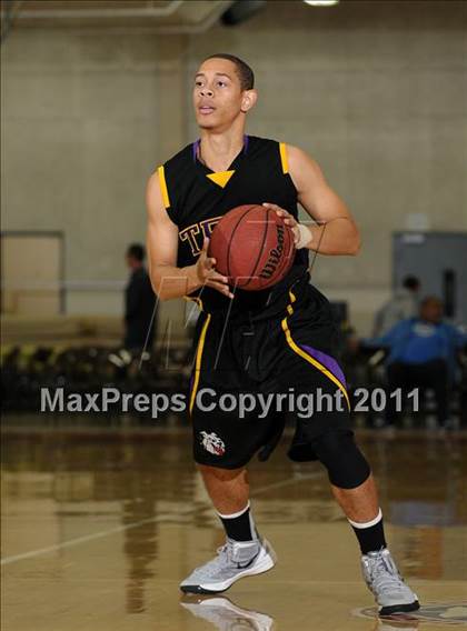 Thumbnail 1 in Oakland Tech vs. Eisenhower (Father Barry Christmas Classic) photogallery.