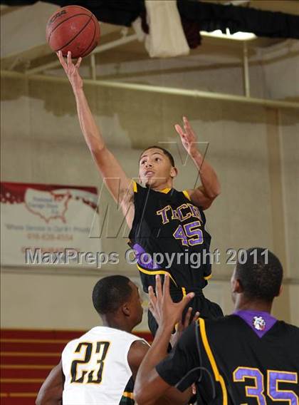 Thumbnail 1 in Oakland Tech vs. Eisenhower (Father Barry Christmas Classic) photogallery.