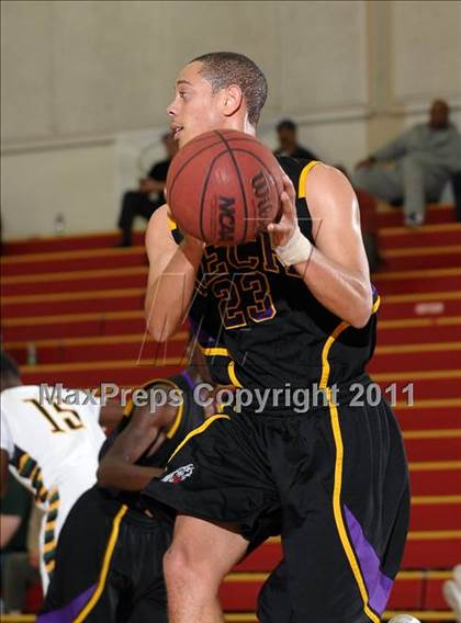 Thumbnail 1 in Oakland Tech vs. Eisenhower (Father Barry Christmas Classic) photogallery.