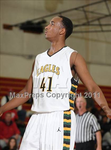 Thumbnail 3 in Oakland Tech vs. Eisenhower (Father Barry Christmas Classic) photogallery.