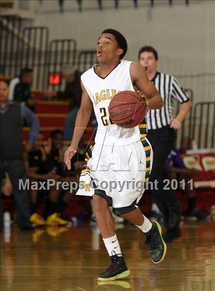 Thumbnail 3 in Oakland Tech vs. Eisenhower (Father Barry Christmas Classic) photogallery.