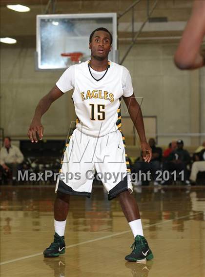 Thumbnail 2 in Oakland Tech vs. Eisenhower (Father Barry Christmas Classic) photogallery.