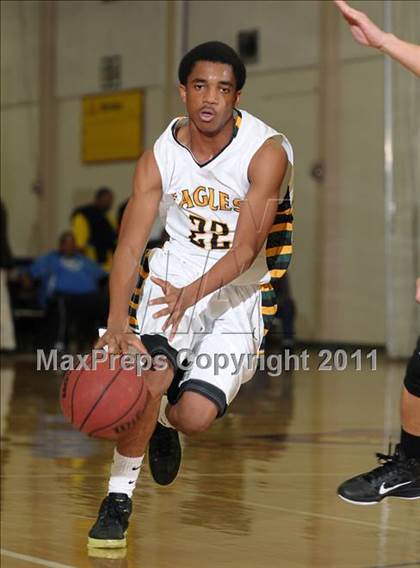 Thumbnail 3 in Oakland Tech vs. Eisenhower (Father Barry Christmas Classic) photogallery.