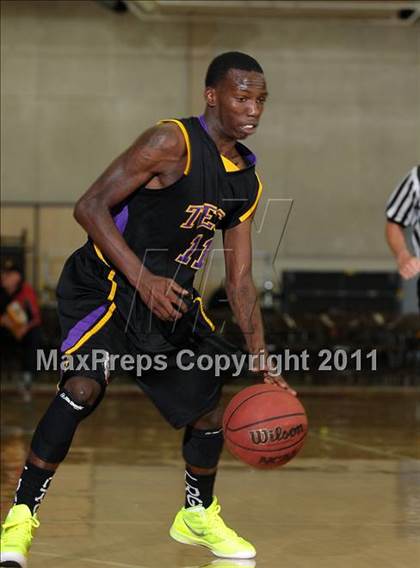 Thumbnail 3 in Oakland Tech vs. Eisenhower (Father Barry Christmas Classic) photogallery.