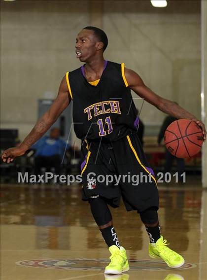 Thumbnail 2 in Oakland Tech vs. Eisenhower (Father Barry Christmas Classic) photogallery.