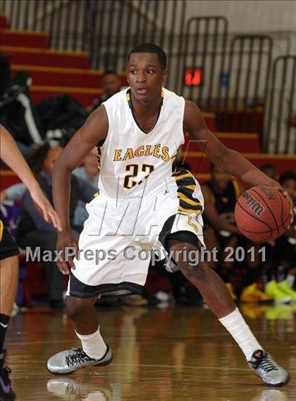 Thumbnail 1 in Oakland Tech vs. Eisenhower (Father Barry Christmas Classic) photogallery.