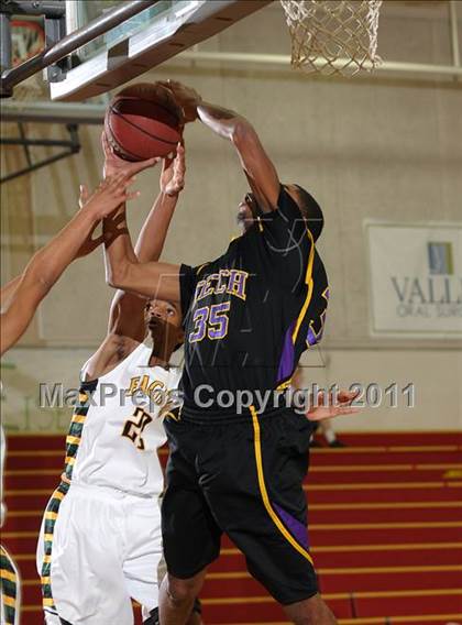 Thumbnail 1 in Oakland Tech vs. Eisenhower (Father Barry Christmas Classic) photogallery.