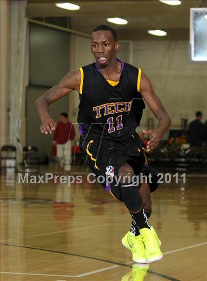 Thumbnail 3 in Oakland Tech vs. Eisenhower (Father Barry Christmas Classic) photogallery.