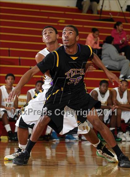 Thumbnail 2 in Oakland Tech vs. Eisenhower (Father Barry Christmas Classic) photogallery.