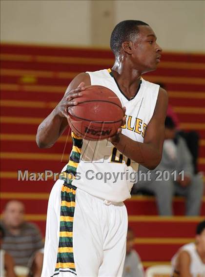 Thumbnail 1 in Oakland Tech vs. Eisenhower (Father Barry Christmas Classic) photogallery.