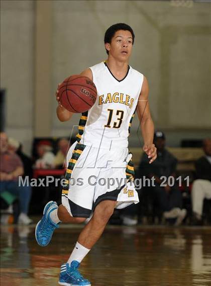 Thumbnail 3 in Oakland Tech vs. Eisenhower (Father Barry Christmas Classic) photogallery.