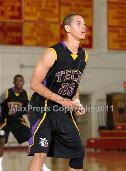 Thumbnail 1 in Oakland Tech vs. Eisenhower (Father Barry Christmas Classic) photogallery.