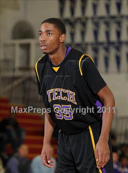 Thumbnail 1 in Oakland Tech vs. Eisenhower (Father Barry Christmas Classic) photogallery.
