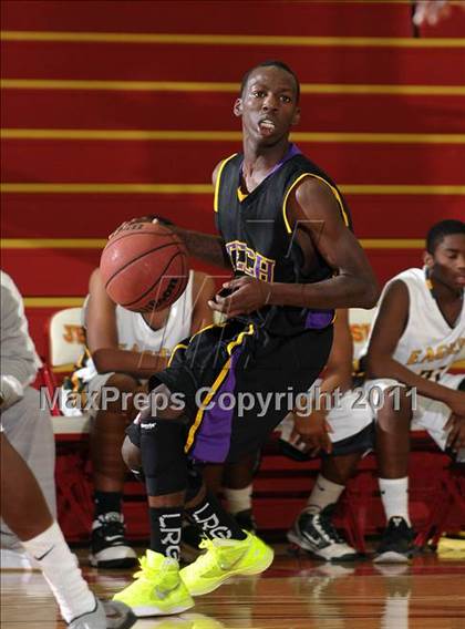 Thumbnail 1 in Oakland Tech vs. Eisenhower (Father Barry Christmas Classic) photogallery.