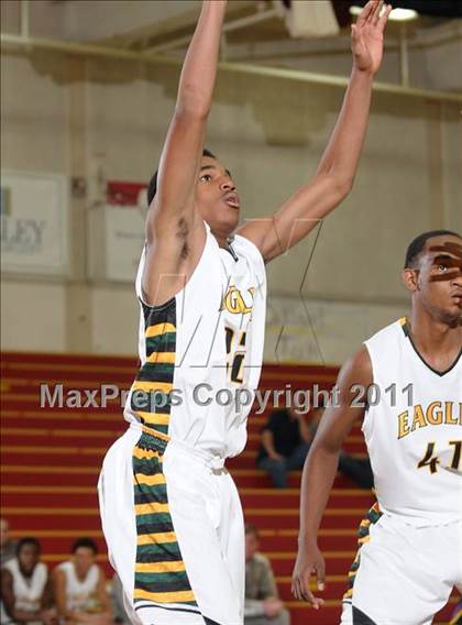 Thumbnail 1 in Oakland Tech vs. Eisenhower (Father Barry Christmas Classic) photogallery.