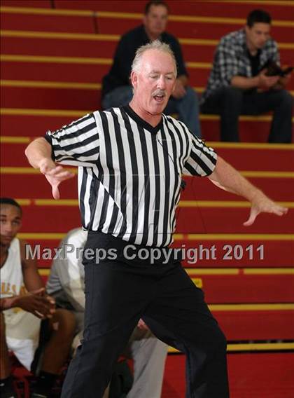 Thumbnail 2 in Oakland Tech vs. Eisenhower (Father Barry Christmas Classic) photogallery.
