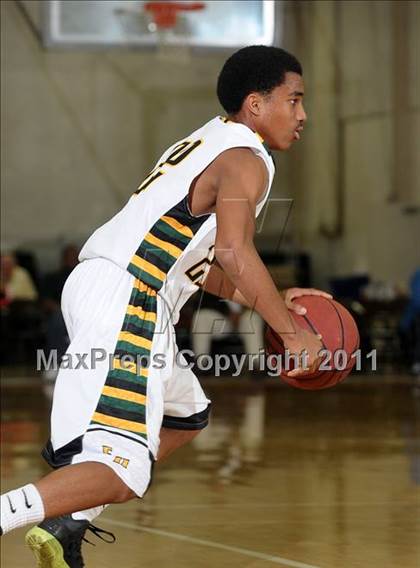 Thumbnail 1 in Oakland Tech vs. Eisenhower (Father Barry Christmas Classic) photogallery.