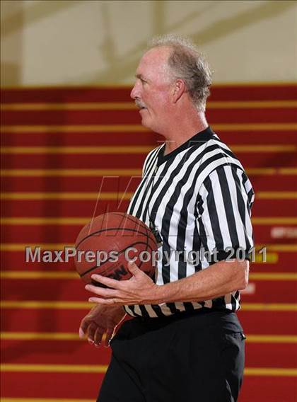 Thumbnail 2 in Oakland Tech vs. Eisenhower (Father Barry Christmas Classic) photogallery.