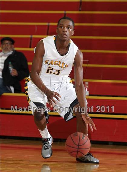 Thumbnail 2 in Oakland Tech vs. Eisenhower (Father Barry Christmas Classic) photogallery.