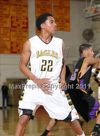 Thumbnail 3 in Oakland Tech vs. Eisenhower (Father Barry Christmas Classic) photogallery.