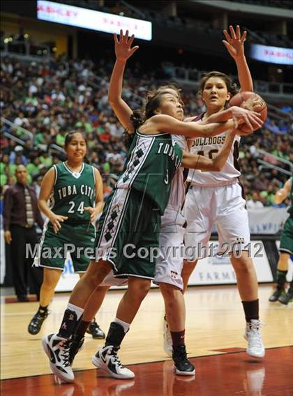 Thumbnail 3 in Winslow vs. Tuba City (AIA D3 Semifinals) photogallery.