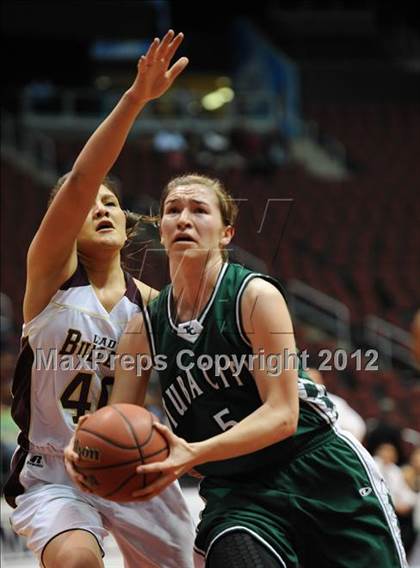 Thumbnail 1 in Winslow vs. Tuba City (AIA D3 Semifinals) photogallery.