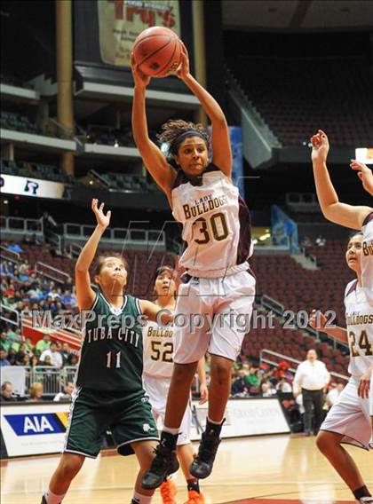 Thumbnail 2 in Winslow vs. Tuba City (AIA D3 Semifinals) photogallery.