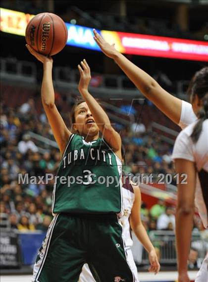Thumbnail 2 in Winslow vs. Tuba City (AIA D3 Semifinals) photogallery.