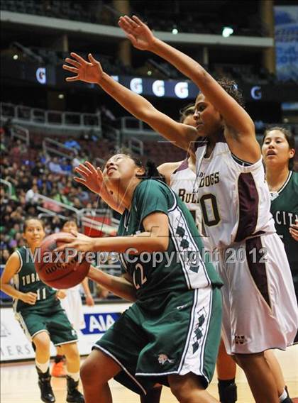 Thumbnail 3 in Winslow vs. Tuba City (AIA D3 Semifinals) photogallery.
