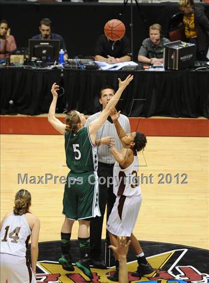 Thumbnail 3 in Winslow vs. Tuba City (AIA D3 Semifinals) photogallery.