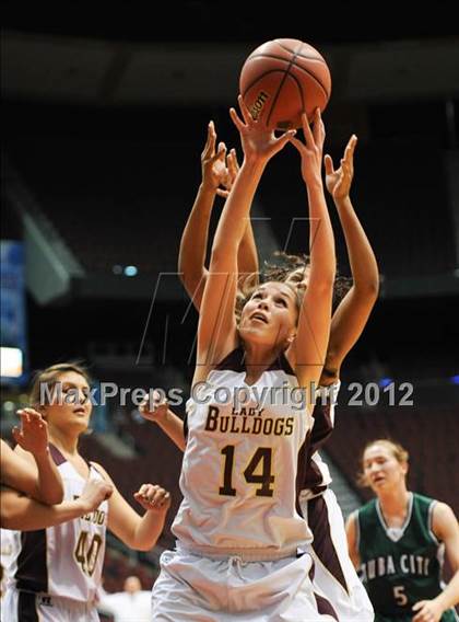 Thumbnail 3 in Winslow vs. Tuba City (AIA D3 Semifinals) photogallery.