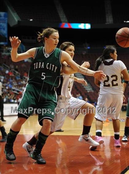 Thumbnail 3 in Winslow vs. Tuba City (AIA D3 Semifinals) photogallery.