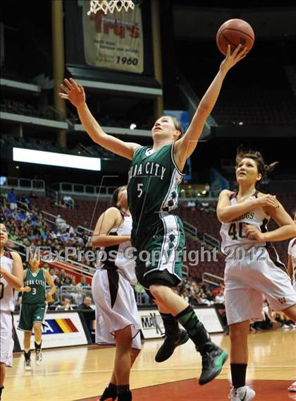 Thumbnail 3 in Winslow vs. Tuba City (AIA D3 Semifinals) photogallery.