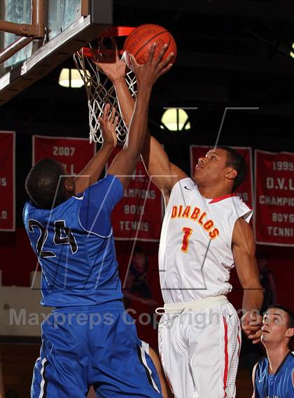Thumbnail 2 in Diamond Ranch vs Mission Viejo (MaxPreps Holiday Classic) photogallery.