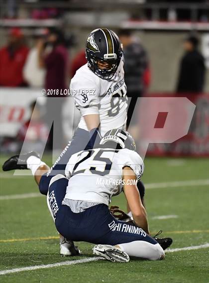 Thumbnail 2 in Mater Dei vs. St. John Bosco photogallery.