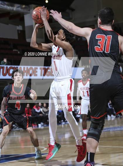 Thumbnail 1 in Tuckahoe vs. Hamilton (Section 1 Class C Final) photogallery.