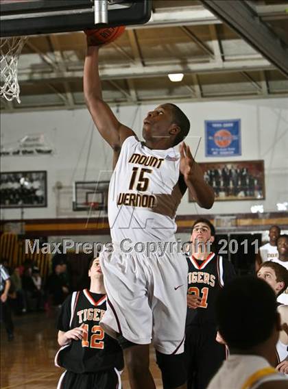 Thumbnail 2 in Mamaroneck vs Mt. Vernon (Section One Super Saturday) photogallery.