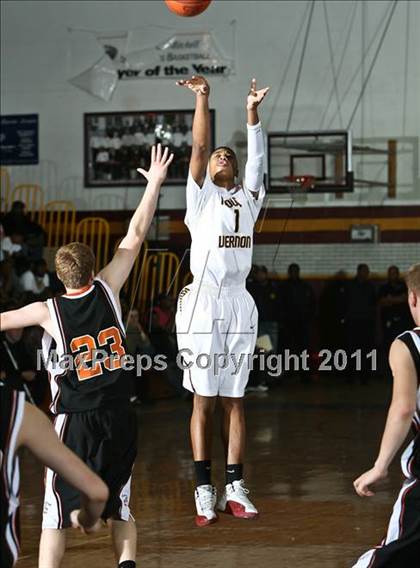 Thumbnail 1 in Mamaroneck vs Mt. Vernon (Section One Super Saturday) photogallery.